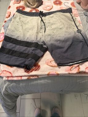 ROVE Men's Ombre Black and Gray Swim Board Shorts